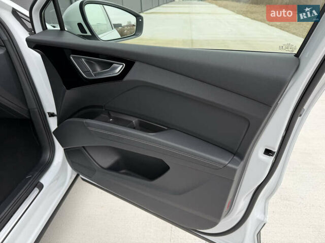 Белый Ауди Q4 e-tron, объемом двигателя 0 л и пробегом 150 тыс. км за 24200 $, фото 39 на Automoto.ua