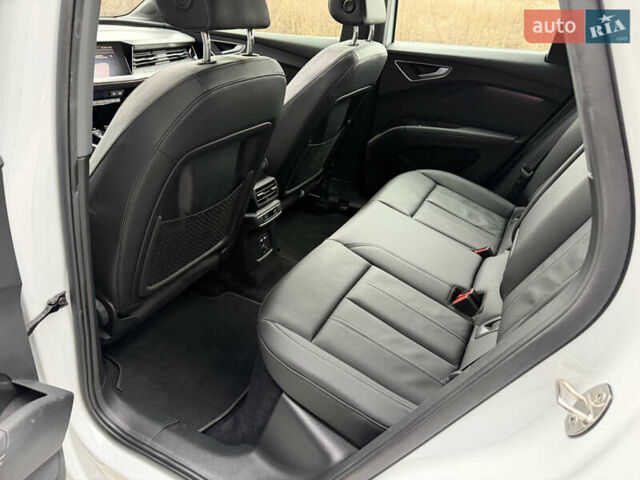 Белый Ауди Q4 e-tron, объемом двигателя 0 л и пробегом 150 тыс. км за 24200 $, фото 56 на Automoto.ua