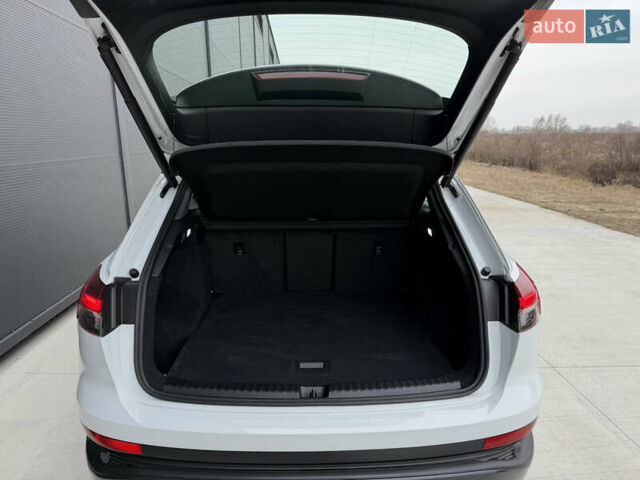 Белый Ауди Q4 e-tron, объемом двигателя 0 л и пробегом 150 тыс. км за 24200 $, фото 53 на Automoto.ua