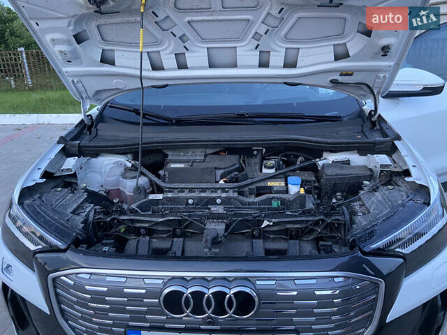 Белый Ауди Q4 e-tron, объемом двигателя 0 л и пробегом 38 тыс. км за 32500 $, фото 26 на Automoto.ua