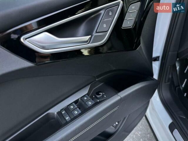 Белый Ауди Q4 e-tron, объемом двигателя 0 л и пробегом 60 тыс. км за 39900 $, фото 86 на Automoto.ua