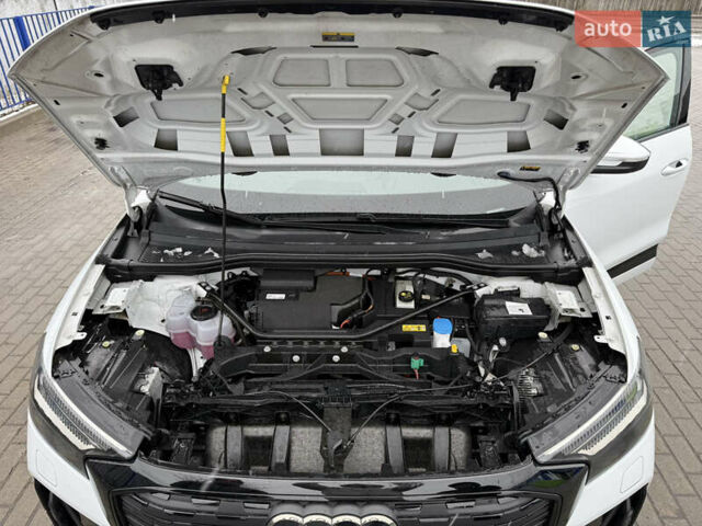 Белый Ауди Q4 e-tron, объемом двигателя 0 л и пробегом 101 тыс. км за 27800 $, фото 20 на Automoto.ua