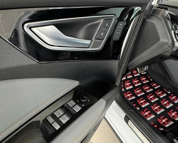 Белый Ауди Q4 e-tron, объемом двигателя 0 л и пробегом 21 тыс. км за 31500 $, фото 13 на Automoto.ua