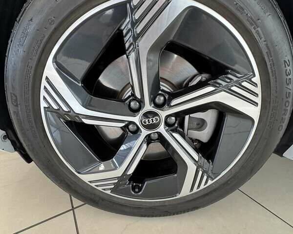 Белый Ауди Q4 e-tron, объемом двигателя 0 л и пробегом 21 тыс. км за 31500 $, фото 7 на Automoto.ua