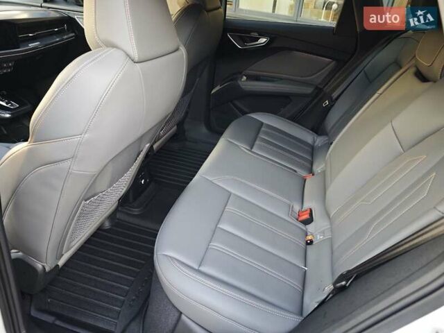 Белый Ауди Q4 e-tron, объемом двигателя 0 л и пробегом 20 тыс. км за 28700 $, фото 12 на Automoto.ua