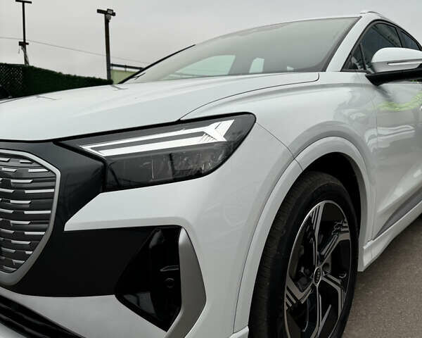 Белый Ауди Q4 e-tron, объемом двигателя 0 л и пробегом 6 тыс. км за 28500 $, фото 3 на Automoto.ua