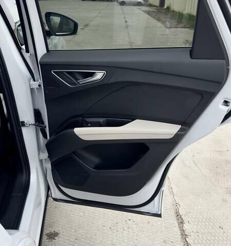 Білий Ауді Q4 e-tron, об'ємом двигуна 0 л та пробігом 16 тис. км за 31950 $, фото 34 на Automoto.ua