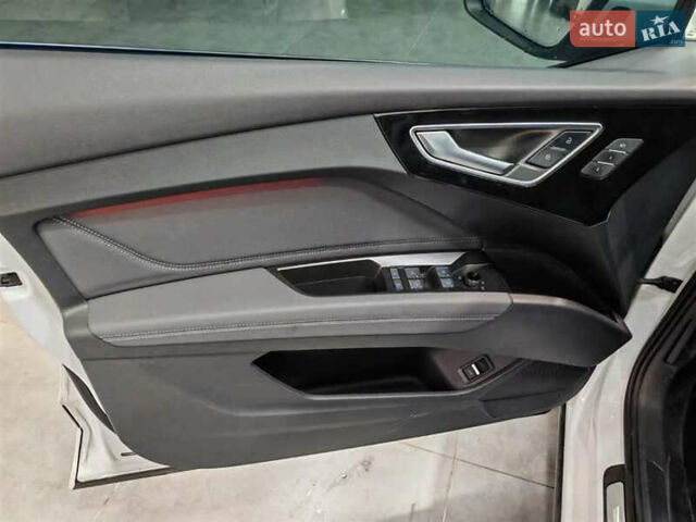 Білий Ауді Q4 e-tron, об'ємом двигуна 0 л та пробігом 22 тис. км за 25999 $, фото 9 на Automoto.ua