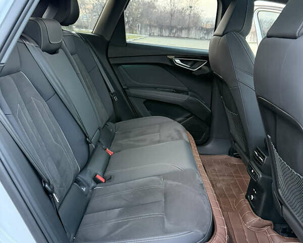 Белый Ауди Q4 e-tron, объемом двигателя 0 л и пробегом 65 тыс. км за 28500 $, фото 35 на Automoto.ua