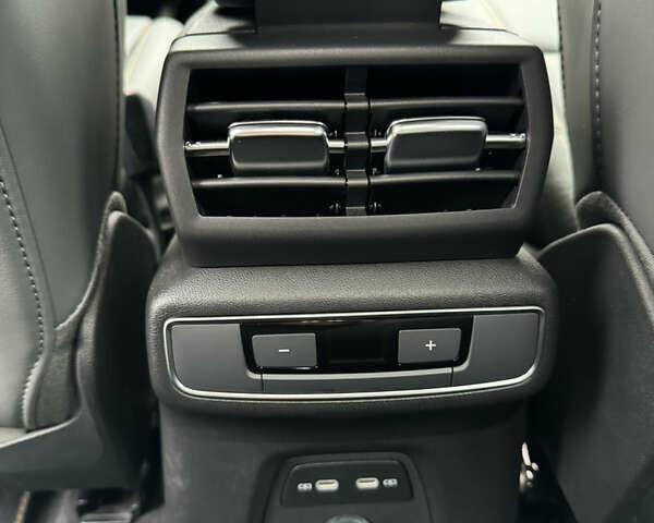 Білий Ауді Q4 e-tron, об'ємом двигуна 0 л та пробігом 25 тис. км за 28000 $, фото 33 на Automoto.ua