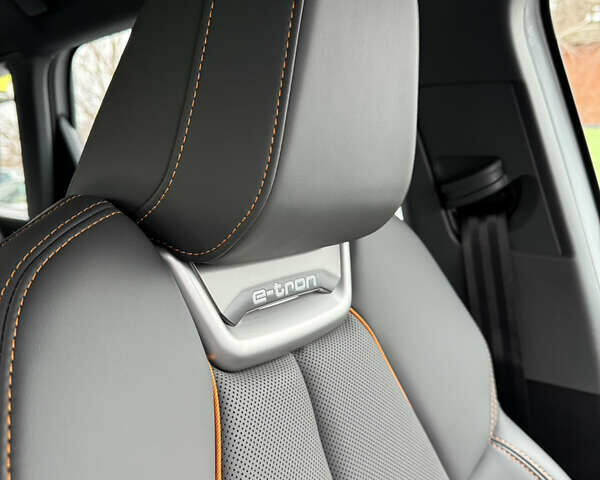 Белый Ауди Q4 e-tron, объемом двигателя 0 л и пробегом 6 тыс. км за 28500 $, фото 32 на Automoto.ua