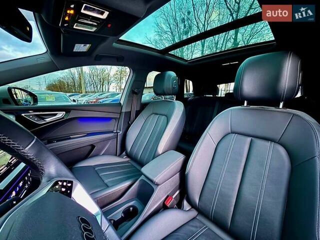 Белый Ауди Q4 e-tron, объемом двигателя 0 л и пробегом 22 тыс. км за 35000 $, фото 3 на Automoto.ua