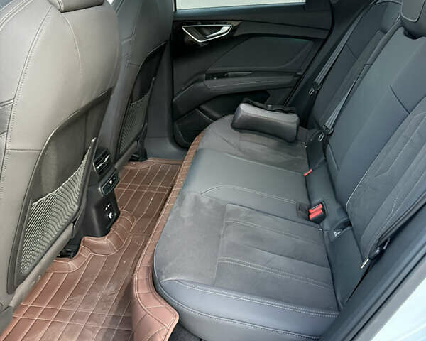 Белый Ауди Q4 e-tron, объемом двигателя 0 л и пробегом 65 тыс. км за 28500 $, фото 32 на Automoto.ua