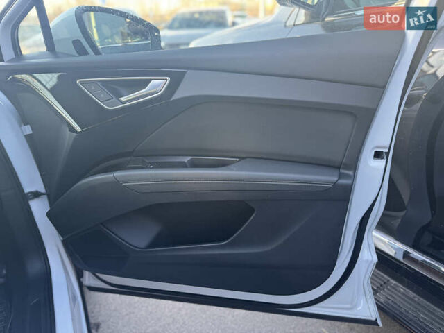 Белый Ауди Q4 e-tron, объемом двигателя 0 л и пробегом 45 тыс. км за 29999 $, фото 35 на Automoto.ua