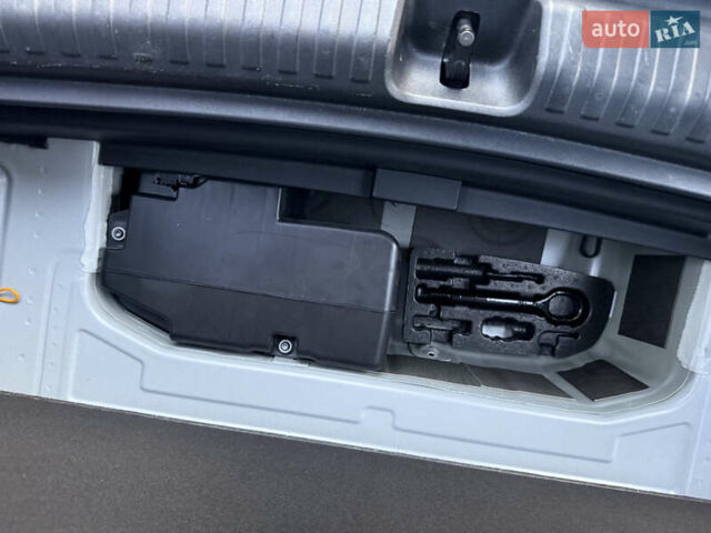 Белый Ауди Q4 e-tron, объемом двигателя 0 л и пробегом 65 тыс. км за 28500 $, фото 37 на Automoto.ua