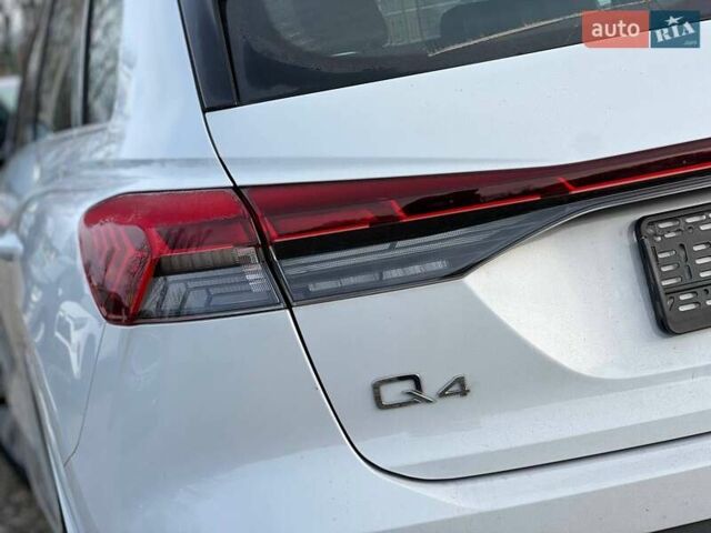 Белый Ауди Q4 e-tron, объемом двигателя 0 л и пробегом 18 тыс. км за 27500 $, фото 4 на Automoto.ua