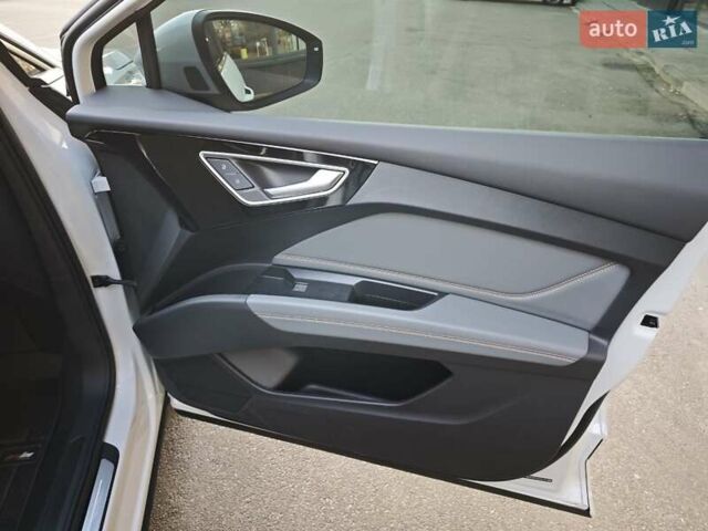 Белый Ауди Q4 e-tron, объемом двигателя 0 л и пробегом 20 тыс. км за 28700 $, фото 8 на Automoto.ua