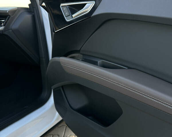 Белый Ауди Q4 e-tron, объемом двигателя 0 л и пробегом 43 тыс. км за 26950 $, фото 27 на Automoto.ua