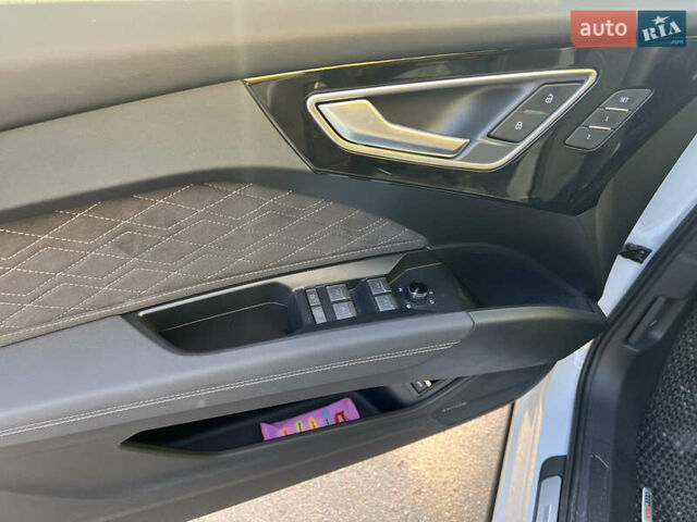 Білий Ауді Q4 e-tron, об'ємом двигуна 0 л та пробігом 9 тис. км за 36000 $, фото 11 на Automoto.ua