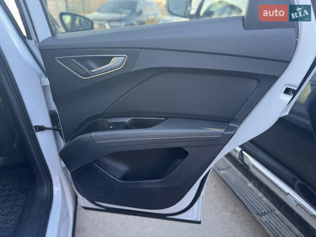 Белый Ауди Q4 e-tron, объемом двигателя 0 л и пробегом 45 тыс. км за 29999 $, фото 30 на Automoto.ua