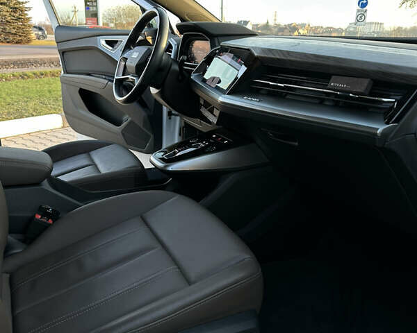 Белый Ауди Q4 e-tron, объемом двигателя 0 л и пробегом 43 тыс. км за 26950 $, фото 28 на Automoto.ua
