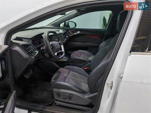 Білий Ауді Q4 e-tron, об'ємом двигуна 0 л та пробігом 22 тис. км за 25999 $, фото 8 на Automoto.ua
