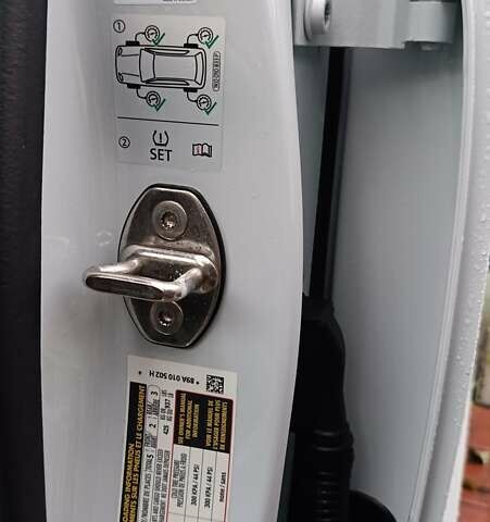 Білий Ауді Q4 e-tron, об'ємом двигуна 0 л та пробігом 16 тис. км за 31950 $, фото 61 на Automoto.ua