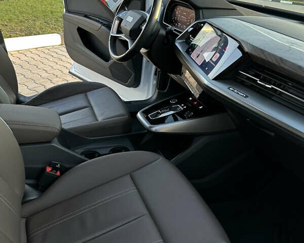 Белый Ауди Q4 e-tron, объемом двигателя 0 л и пробегом 43 тыс. км за 26950 $, фото 29 на Automoto.ua