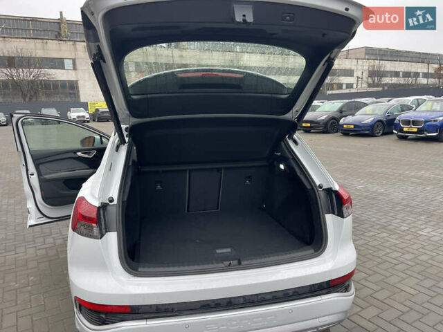 Белый Ауди Q4 e-tron, объемом двигателя 0 л и пробегом 16 тыс. км за 29500 $, фото 9 на Automoto.ua