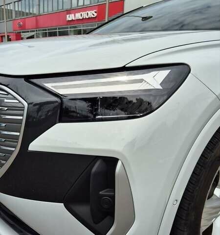 Белый Ауди Q4 e-tron, объемом двигателя 0 л и пробегом 4 тыс. км за 33500 $, фото 3 на Automoto.ua