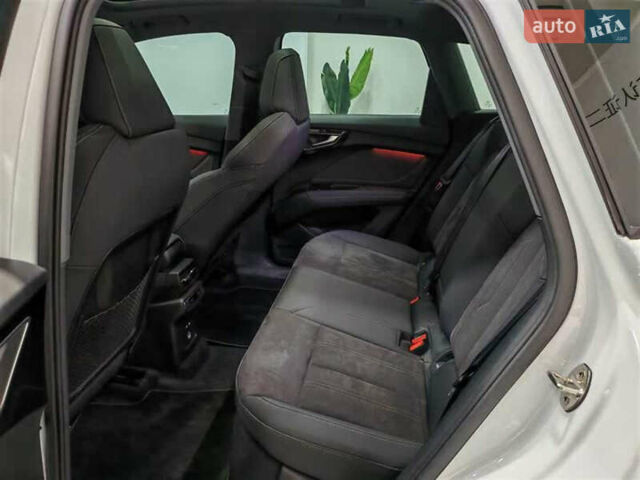 Білий Ауді Q4 e-tron, об'ємом двигуна 0 л та пробігом 22 тис. км за 25999 $, фото 16 на Automoto.ua