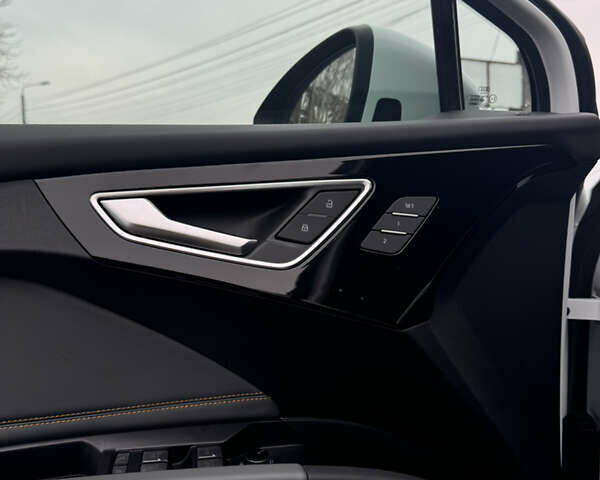 Білий Ауді Q4 e-tron, об'ємом двигуна 0 л та пробігом 25 тис. км за 28000 $, фото 17 на Automoto.ua