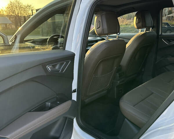 Белый Ауди Q4 e-tron, объемом двигателя 0 л и пробегом 43 тыс. км за 26950 $, фото 17 на Automoto.ua