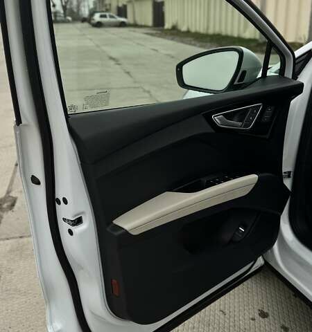 Білий Ауді Q4 e-tron, об'ємом двигуна 0 л та пробігом 16 тис. км за 31950 $, фото 22 на Automoto.ua