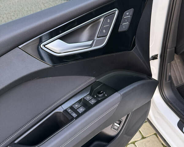 Белый Ауди Q4 e-tron, объемом двигателя 0 л и пробегом 65 тыс. км за 28500 $, фото 20 на Automoto.ua