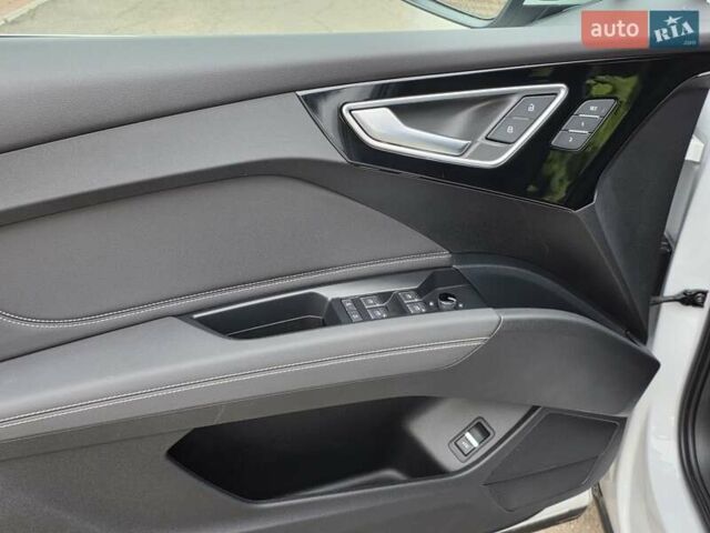 Ауди Q4 e-tron 2023 в Одессе на Automoto.ua Белый Ауди Q4 e-tron, объемом двигателя 0 л и пробегом 16 тыс. км за 31300 $, фото 21 на Automoto.ua