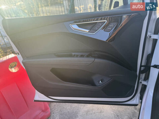 Белый Ауди Q4 e-tron, объемом двигателя 0 л и пробегом 45 тыс. км за 29999 $, фото 10 на Automoto.ua