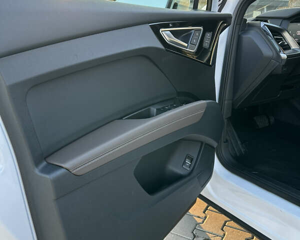 Белый Ауди Q4 e-tron, объемом двигателя 0 л и пробегом 43 тыс. км за 26950 $, фото 13 на Automoto.ua