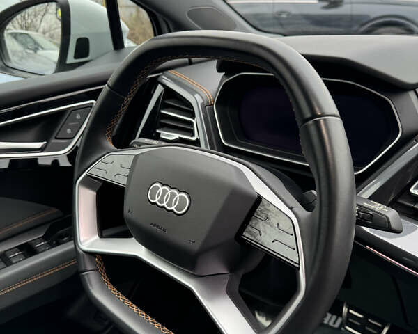 Белый Ауди Q4 e-tron, объемом двигателя 0 л и пробегом 6 тыс. км за 28500 $, фото 31 на Automoto.ua