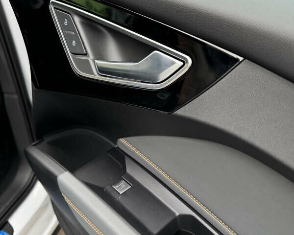 Белый Ауди Q4 e-tron, объемом двигателя 0 л и пробегом 6 тыс. км за 28500 $, фото 26 на Automoto.ua