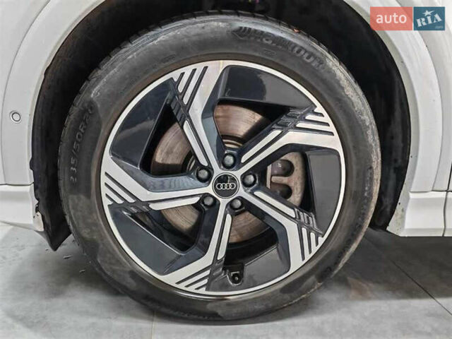 Білий Ауді Q4 e-tron, об'ємом двигуна 0 л та пробігом 22 тис. км за 25999 $, фото 7 на Automoto.ua