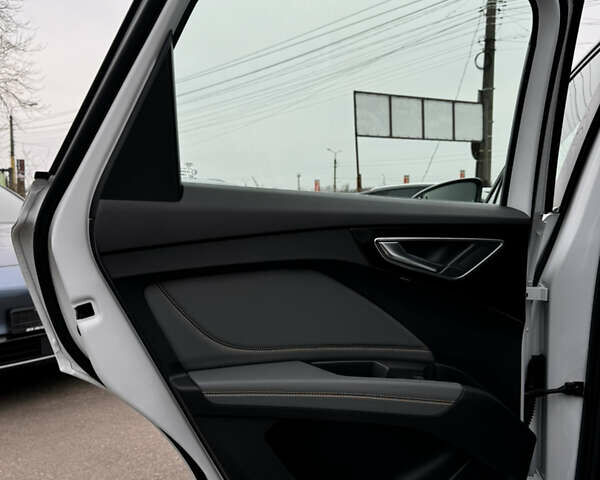 Білий Ауді Q4 e-tron, об'ємом двигуна 0 л та пробігом 25 тис. км за 28000 $, фото 32 на Automoto.ua