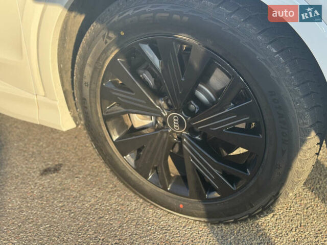 Белый Ауди Q4 e-tron, объемом двигателя 0 л и пробегом 45 тыс. км за 29999 $, фото 2 на Automoto.ua