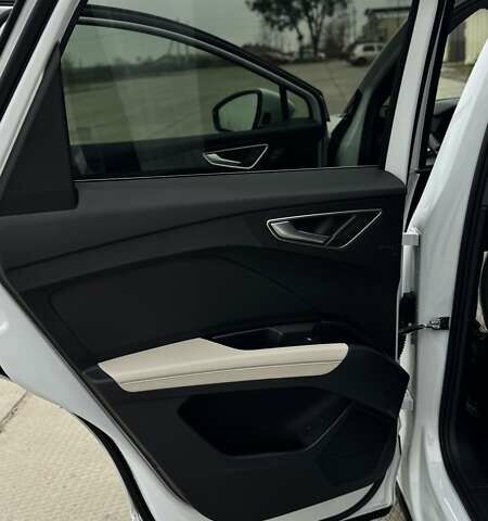 Білий Ауді Q4 e-tron, об'ємом двигуна 0 л та пробігом 16 тис. км за 31950 $, фото 23 на Automoto.ua