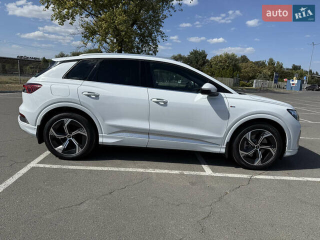 Белый Ауди Q4 e-tron, объемом двигателя 0 л и пробегом 48 тыс. км за 31500 $, фото 4 на Automoto.ua