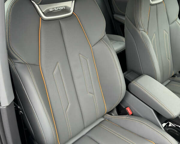 Білий Ауді Q4 e-tron, об'ємом двигуна 0 л та пробігом 25 тис. км за 28000 $, фото 29 на Automoto.ua