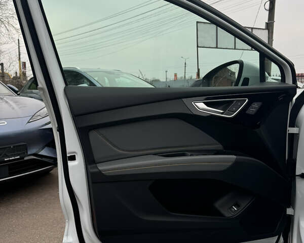 Білий Ауді Q4 e-tron, об'ємом двигуна 0 л та пробігом 25 тис. км за 28000 $, фото 16 на Automoto.ua