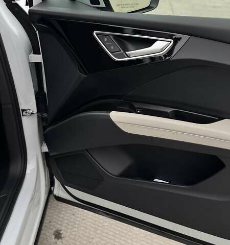 Білий Ауді Q4 e-tron, об'ємом двигуна 0 л та пробігом 16 тис. км за 31950 $, фото 38 на Automoto.ua