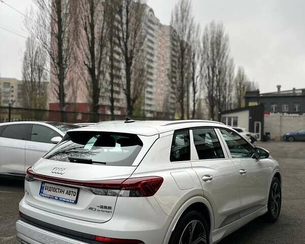 Белый Ауди Q4 e-tron, объемом двигателя 0 л и пробегом 33 тыс. км за 27399 $, фото 3 на Automoto.ua