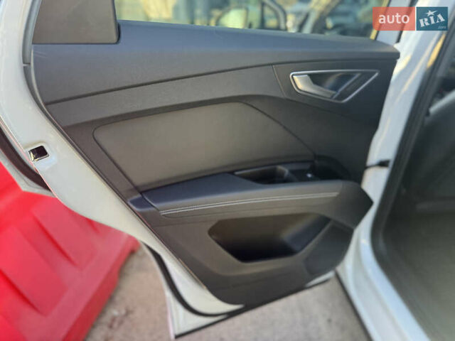 Белый Ауди Q4 e-tron, объемом двигателя 0 л и пробегом 45 тыс. км за 29999 $, фото 25 на Automoto.ua